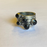 Anillo circulitos negros