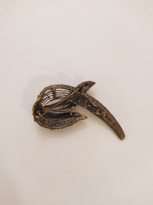 Broche pétalo dorado